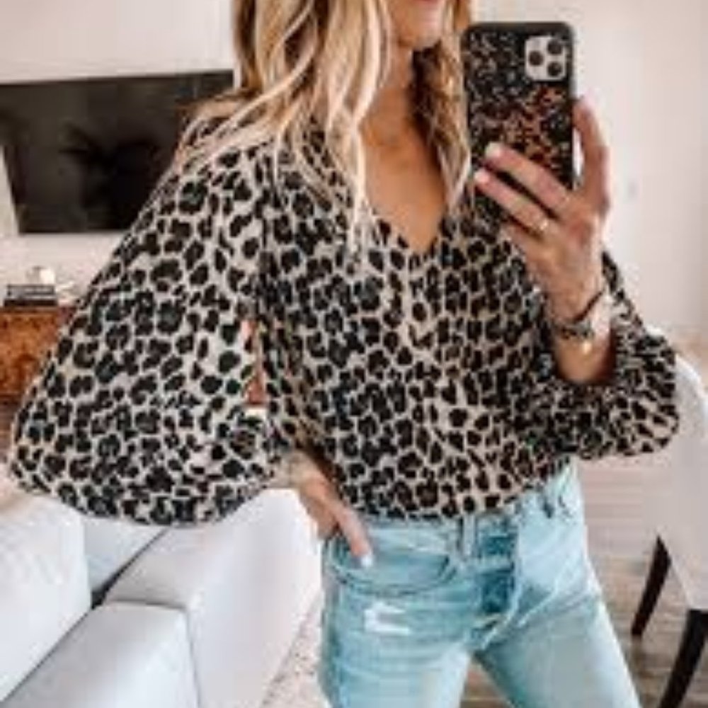 First love by lovelyn leopard print v neck balloon sleeve top szS